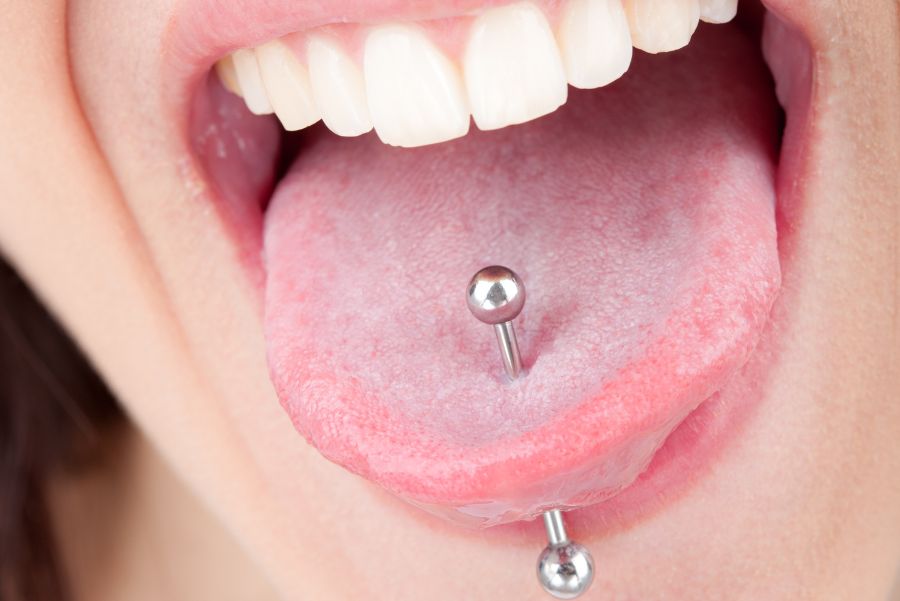 ¿Los piercing orales pueden afectar la salud bucal?